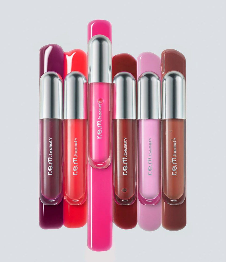 [PREORDER] r.e.m. beauty essential drip glossy balm (Category: Makeup) located in Manila. Submitted by justshop.ph (Listing ID 1346323916, Image 1). Description: r.e.m. beauty essential drip glossy balm Price: ₱1,700 each 01 Skinny Dipped (soft, baby pink) 02 Juice Box (deep, punchy berry) 03 Shirley (tint of true red) 04 Hocus Cocoa (milk chocolate brown) 05 Strawberry Soda (bright strawberry pink) 06 Cherry Cola (warm brown cherry) 50% dp requi