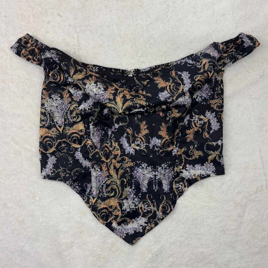 Pretty Little Thing Corset Top (Category: Others Tops) located in Cebu City. Submitted by rafadeclutters (Listing ID 1346471250, Image 1). Description: fits xs-s frames zipper closure at the back no flaws.