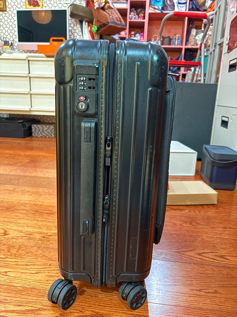 Rimowa hand carry (Category: Luxury Bags & Wallets) located in Manila. Submitted by rouge_and_orange (Listing ID 1346415466, Image 2). Description: Very good condtion Authentic rimowa.