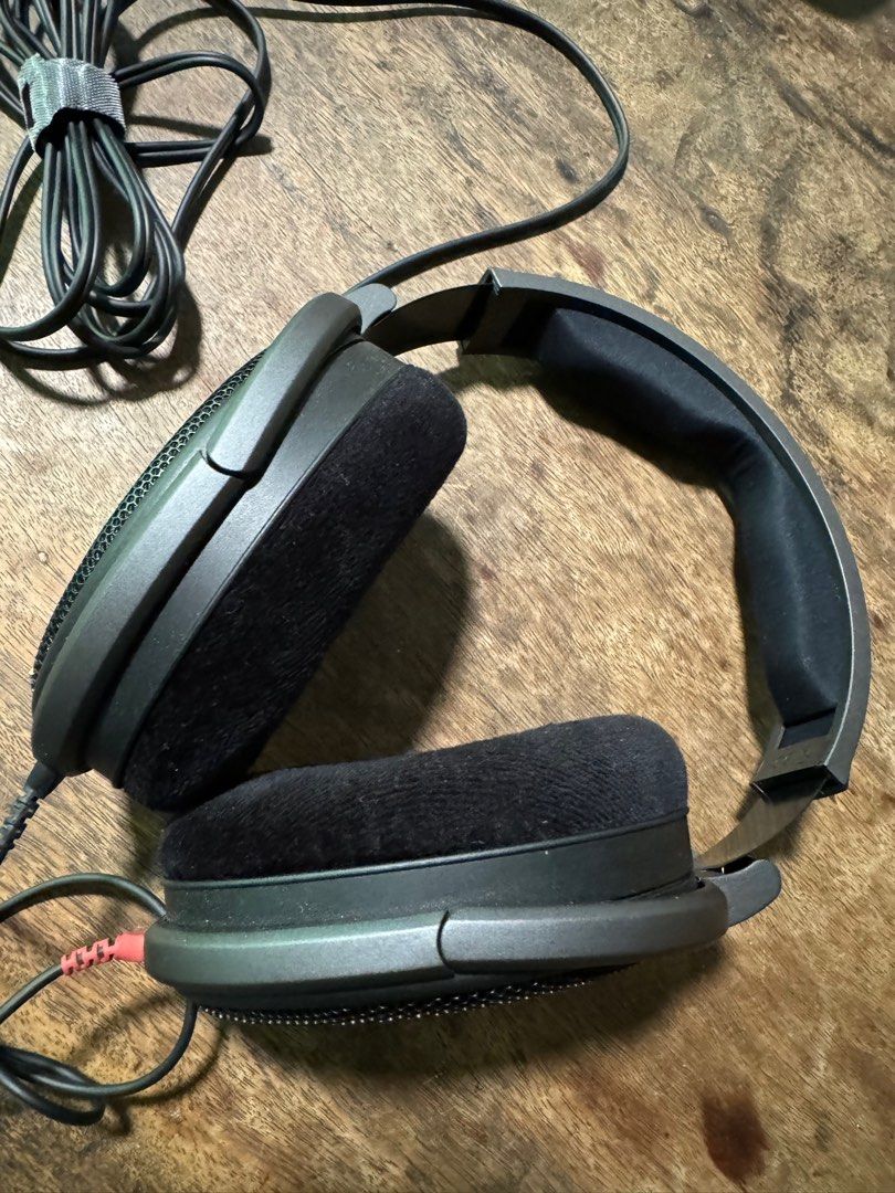 Sennheiser HD600 (Category: Headphones & Headsets) located in Paranaque City. Submitted by eventhori06021 (Listing ID 1346359315, Image 2). Description: Sennheiser HD600 Includes box, user guide.