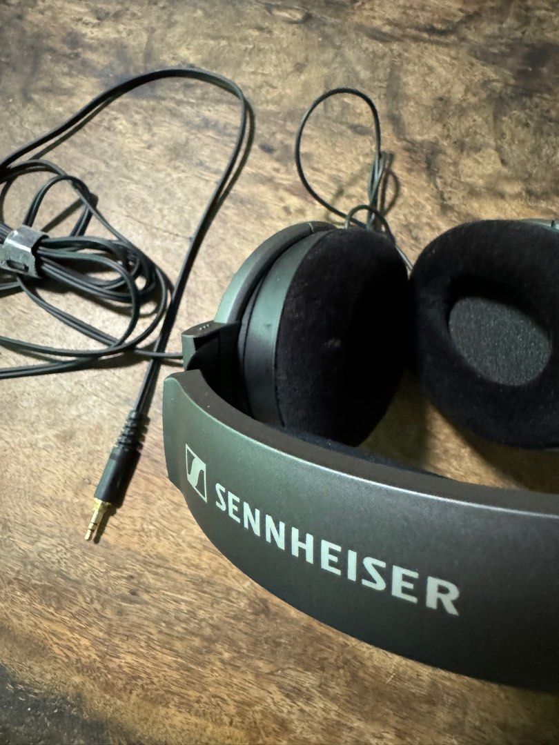 Sennheiser HD600 (Category: Headphones & Headsets) located in Paranaque City. Submitted by eventhori06021 (Listing ID 1346359315, Image 3). Description: Sennheiser HD600 Includes box, user guide.