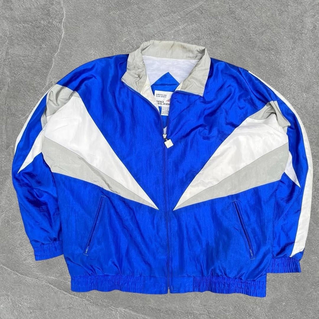 Vintage Pro Celebrity Nylon Windbreaker Jacket (Category: Coats, Jackets and Outerwear) located in San Jose del Monte. Submitted by papayaph (Listing ID 1346366976, Image 1). Description: - Size Large - Dimensions: width 28 x length 27 - Issue: None - Good condition.