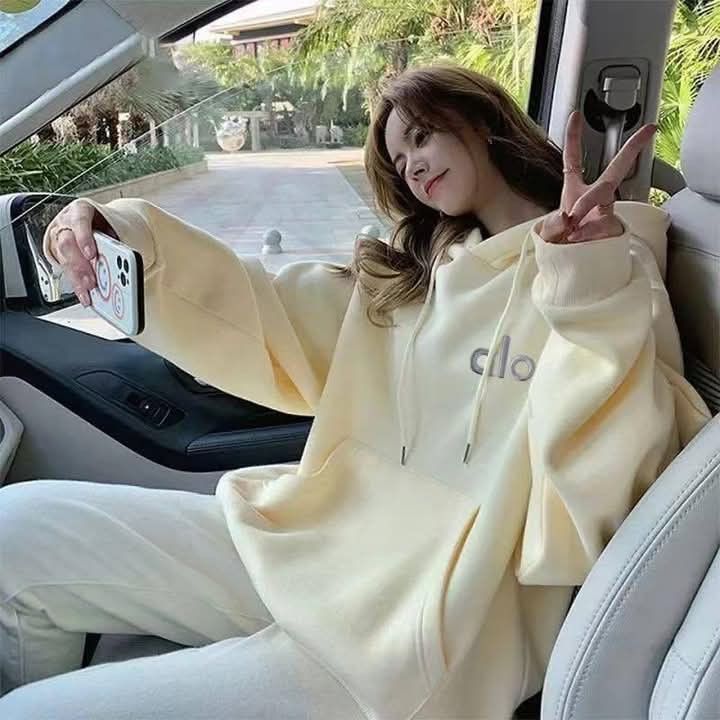Alo jacket (Category: Coats, Jackets and Outerwear) located in Manila. Submitted by minidivisoria (Listing ID 1395844772, Image 2). Description: .