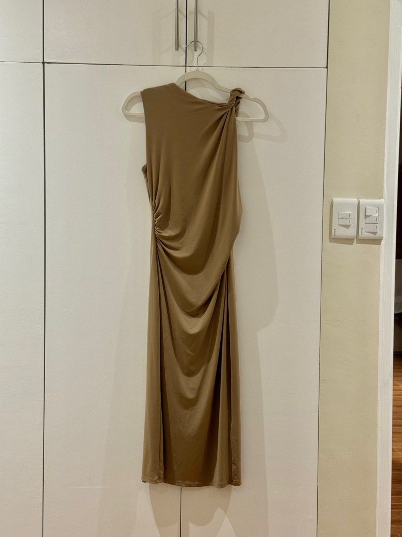 Asymmetrical Bodycon Midi Dress (Category: Dresses) located in Angeles City. Submitted by urbanrack (Listing ID 1395886238, Image 1). Description: Only used twice - for our own prenup shoot and for a friend's wedding.
