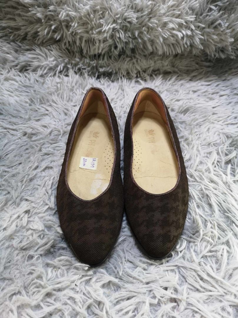 Brown Rounded Toe Low Heels (Category: Heels) located in Santa Cruz. Submitted by jmy_surplus.2 (Listing ID 1395815839, Image 1). Description: Size ; 22cm Color ; Brown Type ; Heels Brand ; No brand Material ; Synthetic Style ; Brown Low Heels LR 139 JMY 5 Batch #154.