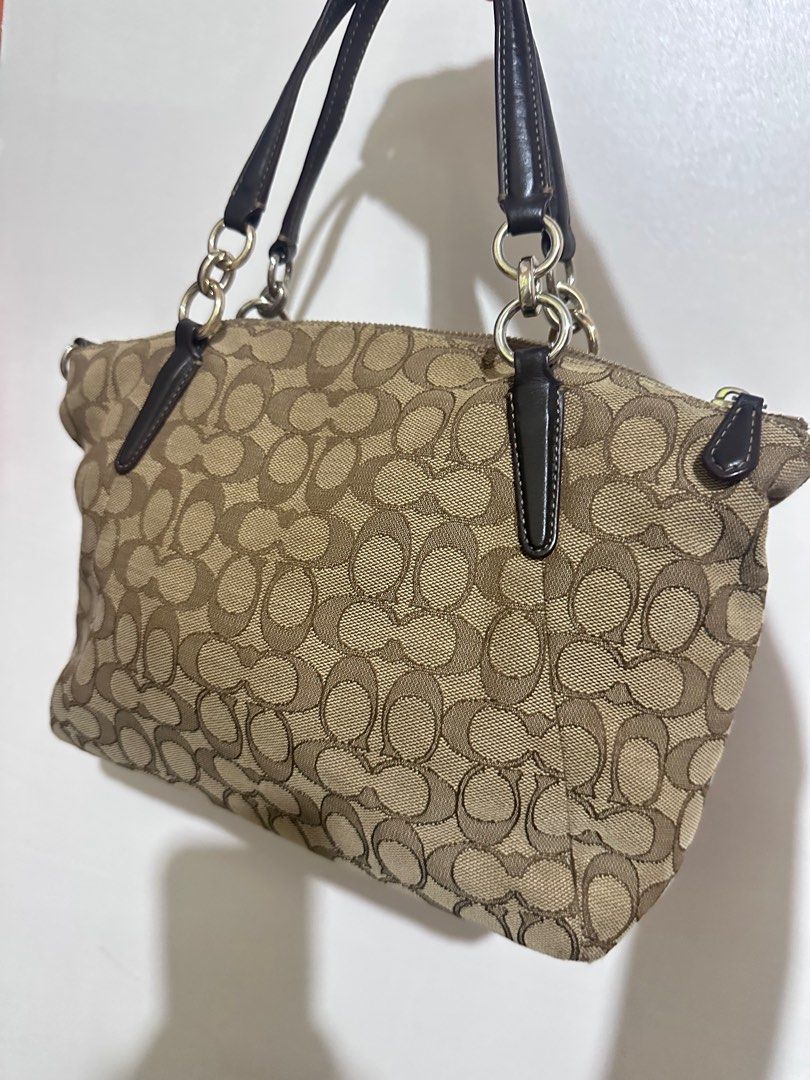Coach Kelsey Jacquard crossbody (Category: Luxury Bags & Wallets) located in Tandag. Submitted by kawaiispreloved (Listing ID 1395844070, Image 2). Description: Not mini size Good as new. .