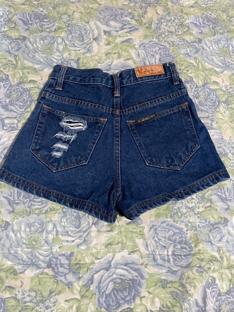Denim Shorts (Category: Shorts) located in Valenzuela. Submitted by riri_21 (Listing ID 1395812982, Image 2). Description: these are preloved shorts xs-small .