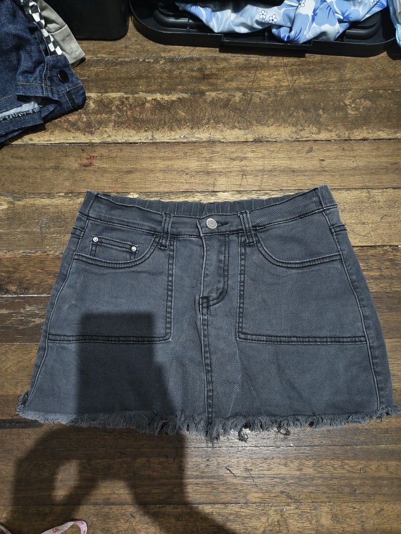 Denim skirt with inner shorts (Category: Skirts) located in Manila. Submitted by faye_cutedeclutter (Listing ID 1395794976, Image 1). Description: Size: 26 length: 11 💸: 50 💵: GCASH/PAYMAYA/PAYPAL/BANK TRANSFER rfs: declutter kaya everything that I sell are at low price only - can give discount to other items if u buy 2 or more ⭐: color may vary due to lighting ⭐: already washed/ready to wear.