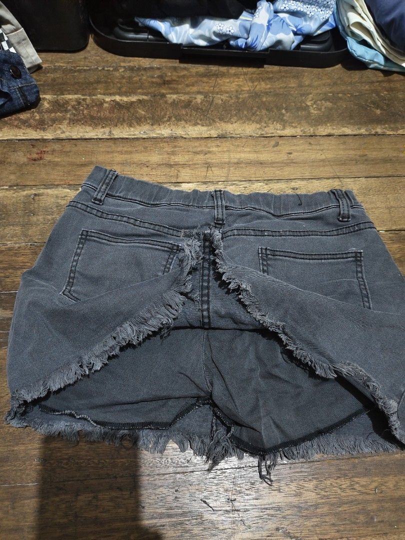 Denim skirt with inner shorts (Category: Skirts) located in Manila. Submitted by faye_cutedeclutter (Listing ID 1395794976, Image 2). Description: Size: 26 length: 11 💸: 50 💵: GCASH/PAYMAYA/PAYPAL/BANK TRANSFER rfs: declutter kaya everything that I sell are at low price only - can give discount to other items if u buy 2 or more ⭐: color may vary due to lighting ⭐: already washed/ready to wear.