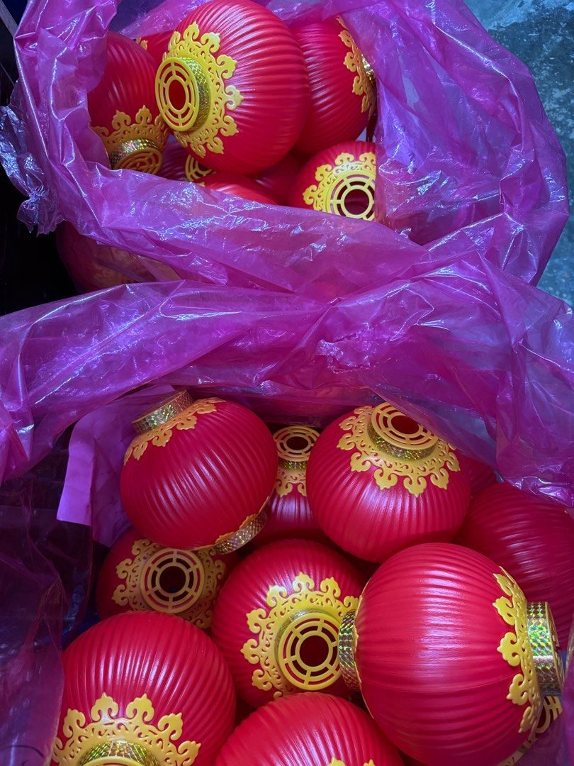 Lantern (Category: Other Home Decor) located in Kuala Lumpur. Submitted by ahboyzz (Listing ID 1395757146, Image 3). Description: - Red Chinese lanterns - Classic round shape - Ideal for Moin Cake Festival, Chinese New Year, weddings, and celebrations Price RM5.50 /pc Total have 60 pcs .
