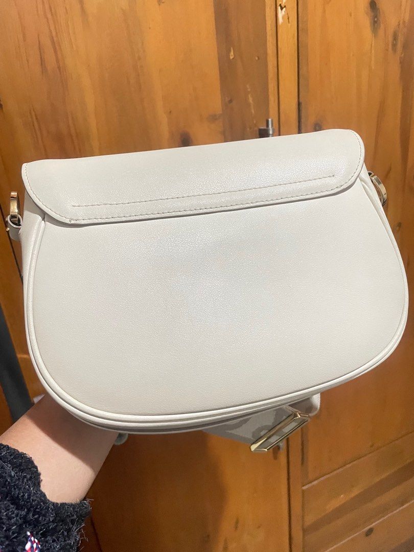 Marc Jacobs The J Marc Shoulder Bag (Category: Luxury Bags & Wallets) located in Bacolod City. Submitted by juvy.sanchez (Listing ID 1395858081, Image 2). Description: - Cream-colored shoulder bag - Wide, branded strap - Flap closure with Marc Jacobs logo - Light-colored interior lining - Gold-toned chain and hardware - Rounded shape, structured design with sign of usage pls check the 2nd to the last picture .