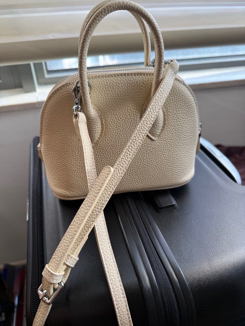 Mini tote （分類：手袋及銀包）位於 Hong Kong。 由 joni_888 提交（商品編號 1395822321，圖片 1）。簡介： Hermes同款 原價$800 真皮。