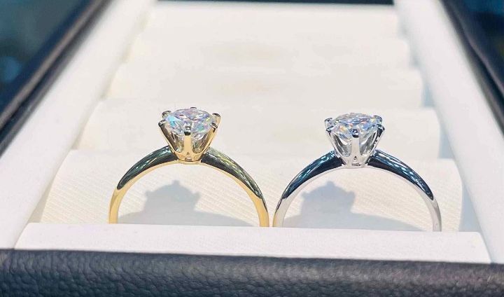 Moissanite engagement Ring (Category: Rings) located in Manila. Submitted by szairajewel (Listing ID 1395884493, Image 1). Description: - Engagement ring with a sparkling diamond -Pure silver S925 - Available in gold and silver bands coated. - Classic six-prong setting - Timeless design for any occasion - Includes a stylish presentation box.