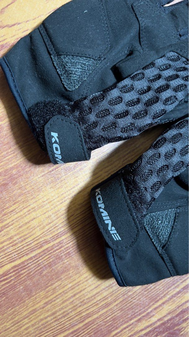 Original Komine Gloves Black mesh size Medium (Category: Activewear) located in Baguio. Submitted by the_nuke (Listing ID 1395750503, Image 3). Description: Komine Gloves Slightly used Size Medium 1k plus shipping.