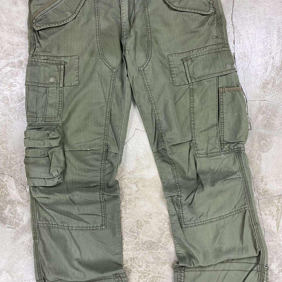 Polo Ralph Lauren Herringbone Cargo Pants (Category: Trousers) located in Baguio. Submitted by archival.store (Listing ID 1395903877, Image 3). Description: Size Tagged:33/32 Condition:Great Waist:35 Length:42 Thighs:12.5 Opening:9.