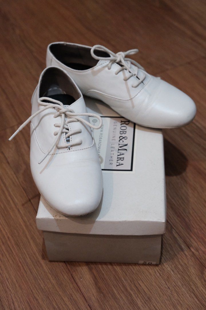 Rob & Mara White Leather Shoes (Margaux) (Category: Loafers) located in Mandaluyong City. Submitted by katzestore (Listing ID 1395848322, Image 3). Description: ‼️ PLEASE READ‼️ Rob & Mara Genuine Leather Shoes (Margaux in White) 〰️ a bit of dirt on the leather but not very noticeable from afar. 〰️ Size: US 5 〰️ bought for ₱2,190 (+ ₱155 sf) 〰️ proudly local and matibay! 〰️ still in very good condition! no chipping on the leather. 〰️ comes with o