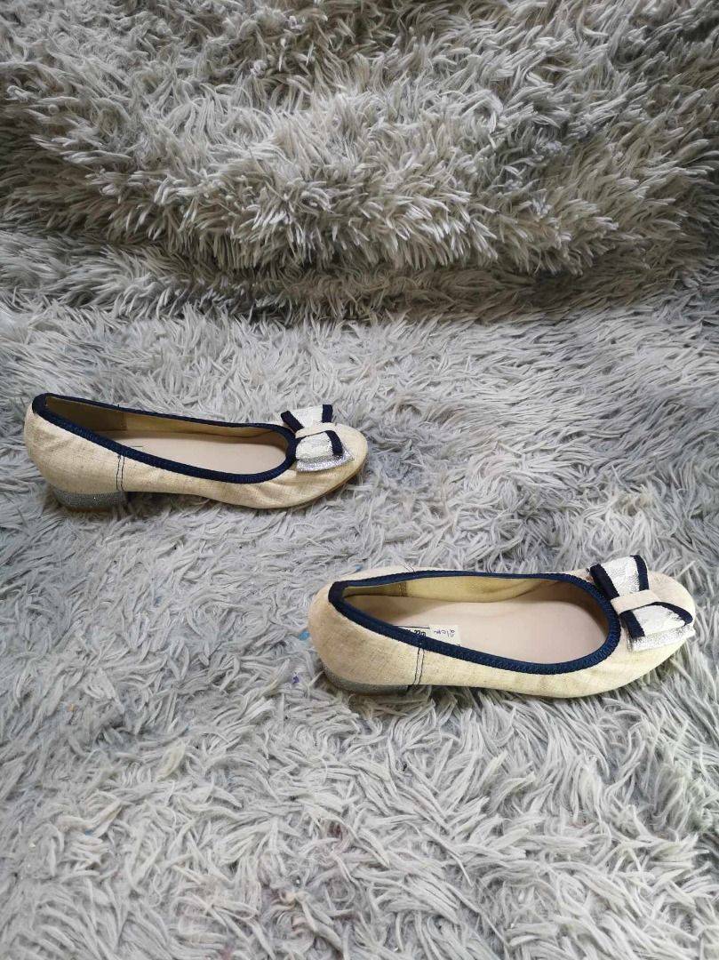 Rounded Toe Bow Low Heels (Category: Heels) located in Santa Cruz. Submitted by jmy_surplus.2 (Listing ID 1395818776, Image 3). Description: Size ; 21cm Color ; Beige Type ; Heels Brand ; No Brand Material ; Synthetic Style ; Beige Low Heels LR 139 JMY 5 Batch #154.