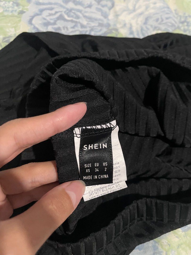 Shein skirt with slit (Category: Skirts) located in Valenzuela. Submitted by riri_21 (Listing ID 1395810956, Image 3). Description: used twice only black fitted skirt with slit xs-small shein brand.
