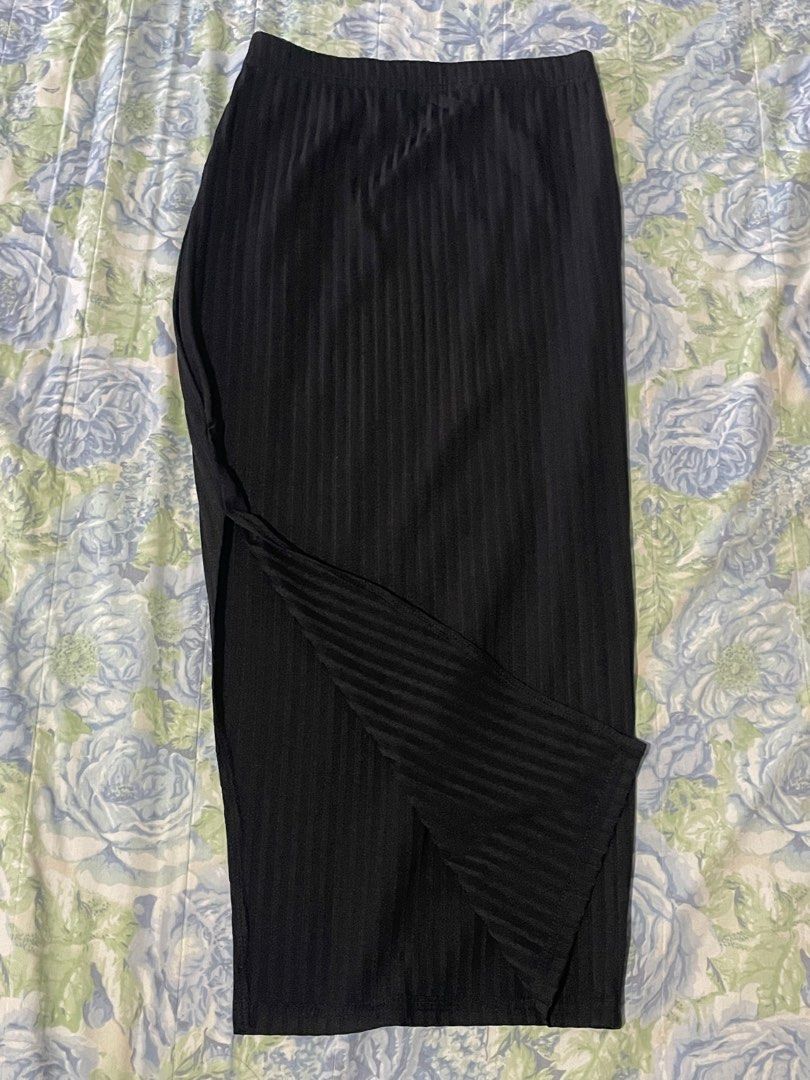 Shein skirt with slit (Category: Skirts) located in Valenzuela. Submitted by riri_21 (Listing ID 1395810956, Image 2). Description: used twice only black fitted skirt with slit xs-small shein brand.
