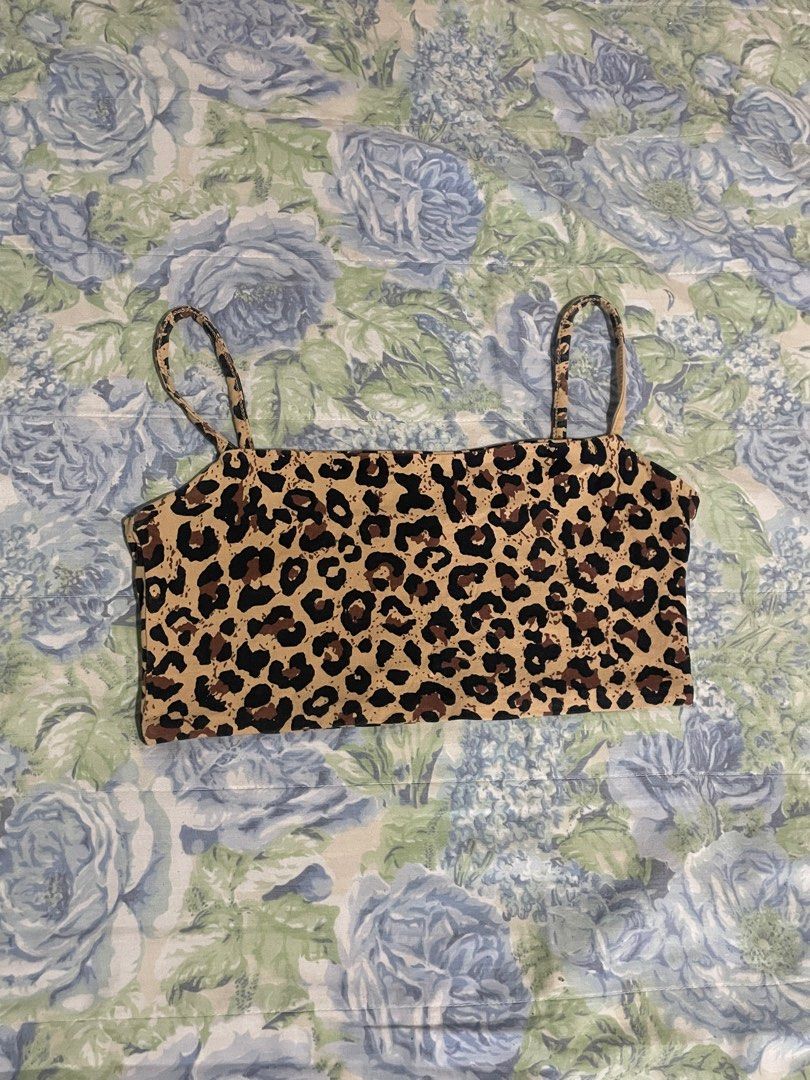 Supre crop top (Category: Others Tops) located in Valenzuela. Submitted by riri_21 (Listing ID 1395811984, Image 1). Description: crop top leopard print supre brand xs-small.