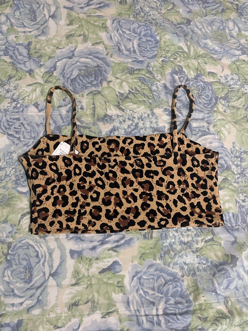 Supre crop top (Category: Others Tops) located in Valenzuela. Submitted by riri_21 (Listing ID 1395811984, Image 2). Description: crop top leopard print supre brand xs-small.
