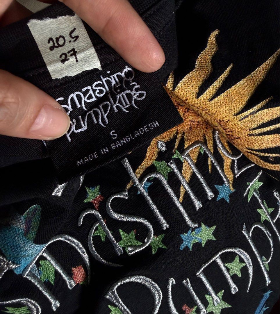 THE SMASHING PUMPKINS (Category: Tshirts & Polo Shirts ) located in Manila. Submitted by handpickedshirts (Listing ID 1395803444, Image 3). Description: Brand new with unnoticeable mending Solid black No backprint (Small) Approx L27in W20.5in laid flat (Medium) approx L27.5in W22.5in laid flat ❌.