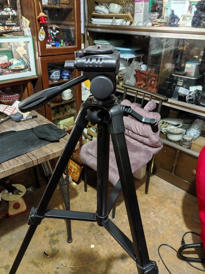 Tripod Brand: Velbon EX-440 (Category: Tripods & Monopods) located in Cebu City. Submitted by dudes_villanueva (Listing ID 1395921750, Image 3). Description: Tripod Brand: Velbon EX-440 📌Lightweight aluminum tripod designed for cameras. 📌Features: It includes a 3-way pan and tilt head with separate friction control, a geared center column for height adjustment, and leg locks for smooth extension. 📌Capacity: It has a load capacity of up to 2.2 