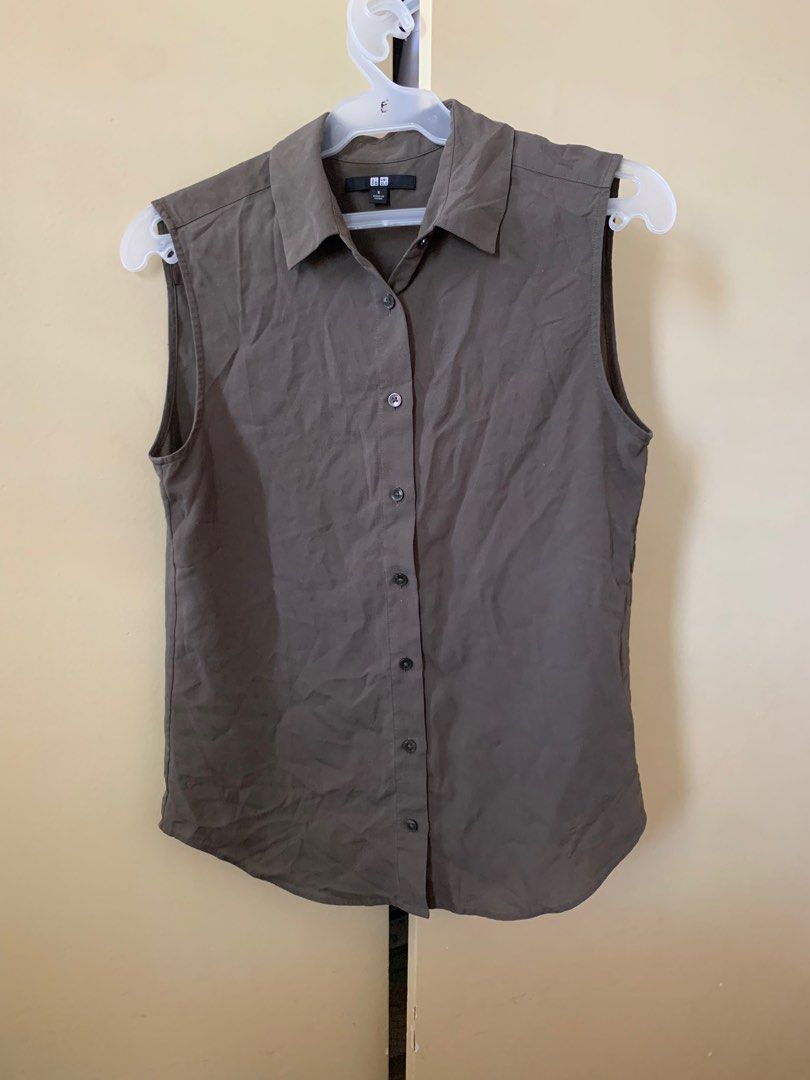 Uniqlo Sleeveless Button-Up Top (Category: Sleeveless) located in Mandaluyong City. Submitted by cmeshop (Listing ID 1395786660, Image 1). Description: - Uniqlo sleeveless top - Size: S can fit to M - Features a button-up design - Collared neckline - Material: 77% rayon, 23% polyester - Solid color.