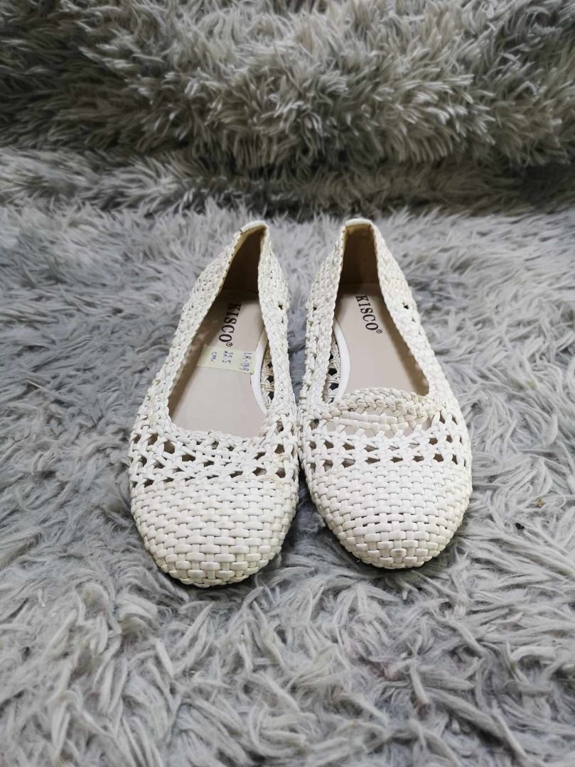 White Braided Round Toe beaded Low Heels (Category: Heels) located in Santa Cruz. Submitted by jmy_surplus.2 (Listing ID 1395861158, Image 3). Description: Size ; 22.5cm Color ; White Type ; Heels Brand ; No brand Material ; leather Style ; White Low heels LR 139 JMY 5 Batch #154.