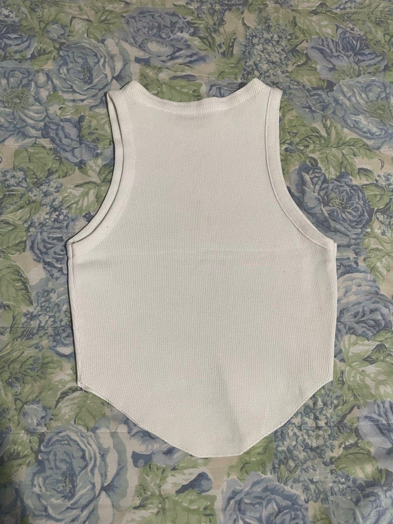 White top (Category: Sleeveless) located in Valenzuela. Submitted by riri_21 (Listing ID 1395812218, Image 2). Description: xs-small .