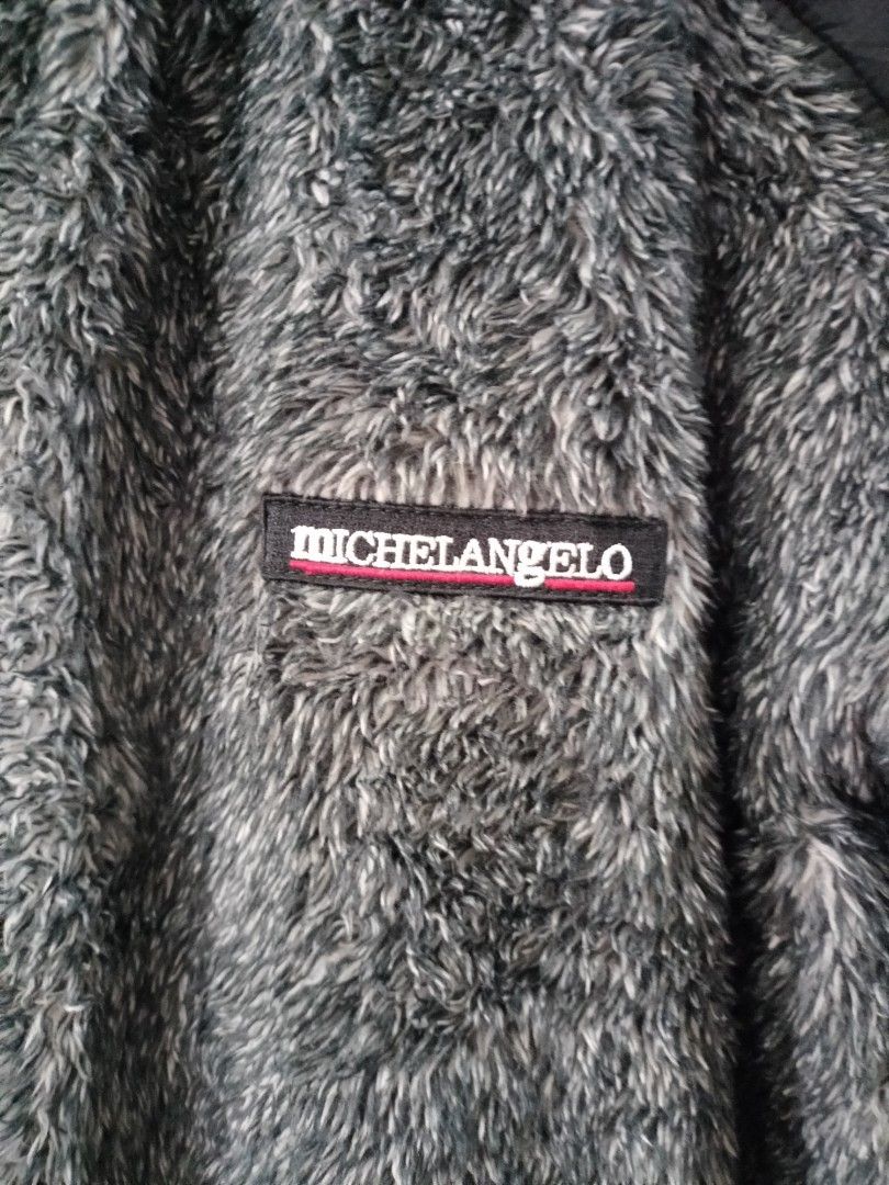 winter jacket (Category: Coats, Jackets and Outerwear) located in Kuala Lumpur. Submitted by longsdean (Listing ID 1395751642, Image 3). Description: p 22 l 27.
