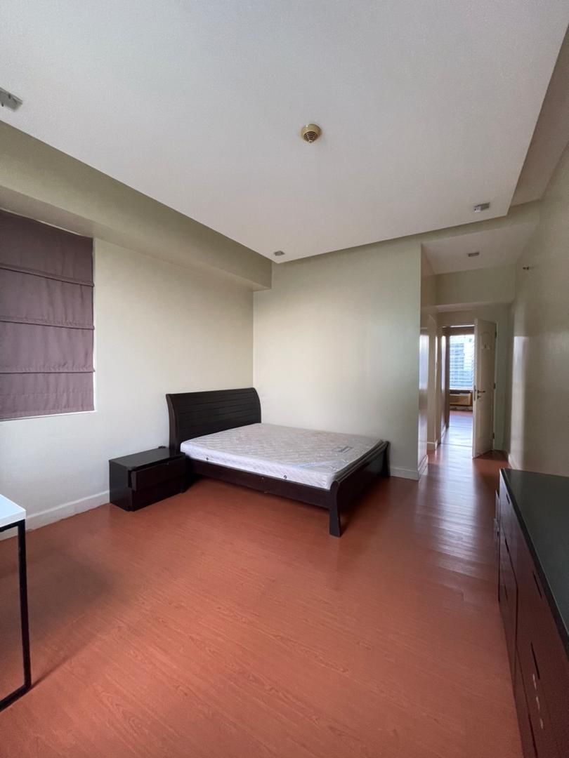 3BR Unit For Sale - Bellagio 2 (Category: Apartments & Condos) located in Makati City. Submitted by vsg.realestate (Listing ID 1397500282, Image 3). Description: 🔆 3BR Unit For Sale - Bellagio 2 📌Property Details Tower 2 35th Floor 3BR 3TB 119 sqm Fully Furnished 1 Parking Slot 📌Features With Maid's Room With Golf View Corner Unit 📌Amenities Swimming Pools Fitness Gym Function and Game Rooms Children's Playground Nearby Places: Forbeswood Hei