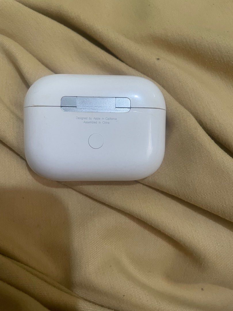 APPLE AIRPODS ORIG (Category: Earphones) located in Pasig City. Submitted by user6134 (Listing ID 1397420625, Image 3). Description: no box .