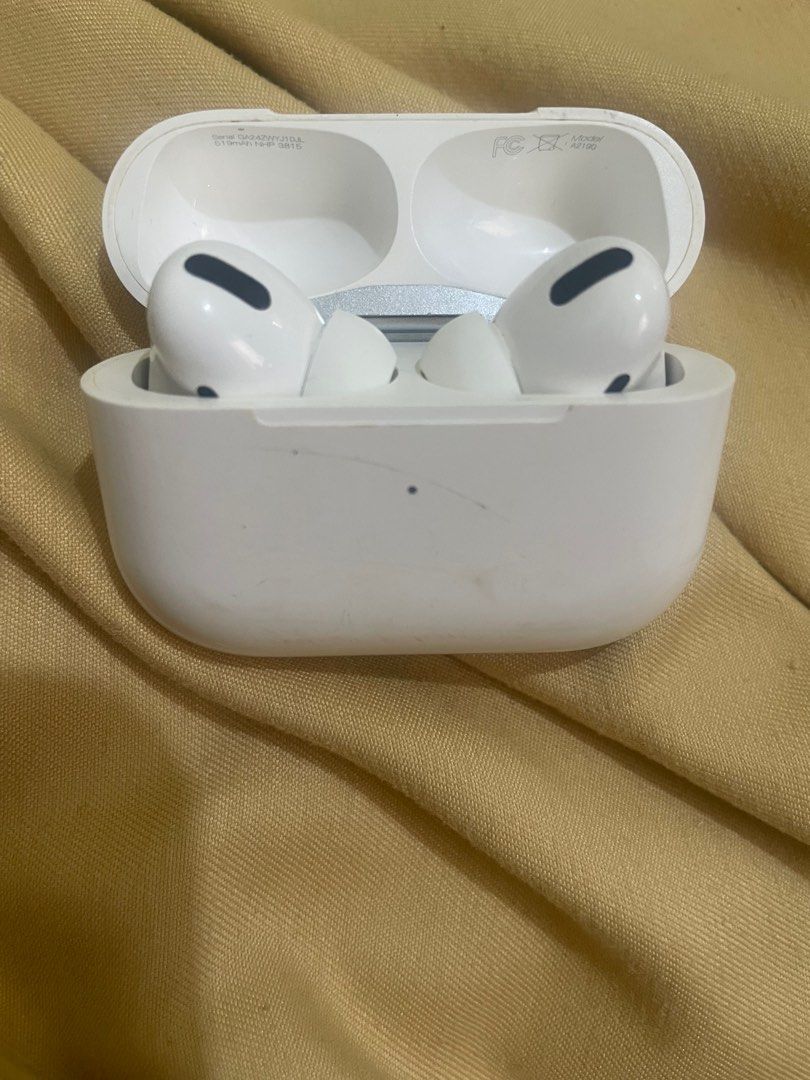 APPLE AIRPODS ORIG (Category: Earphones) located in Pasig City. Submitted by user6134 (Listing ID 1397420625, Image 1). Description: no box .