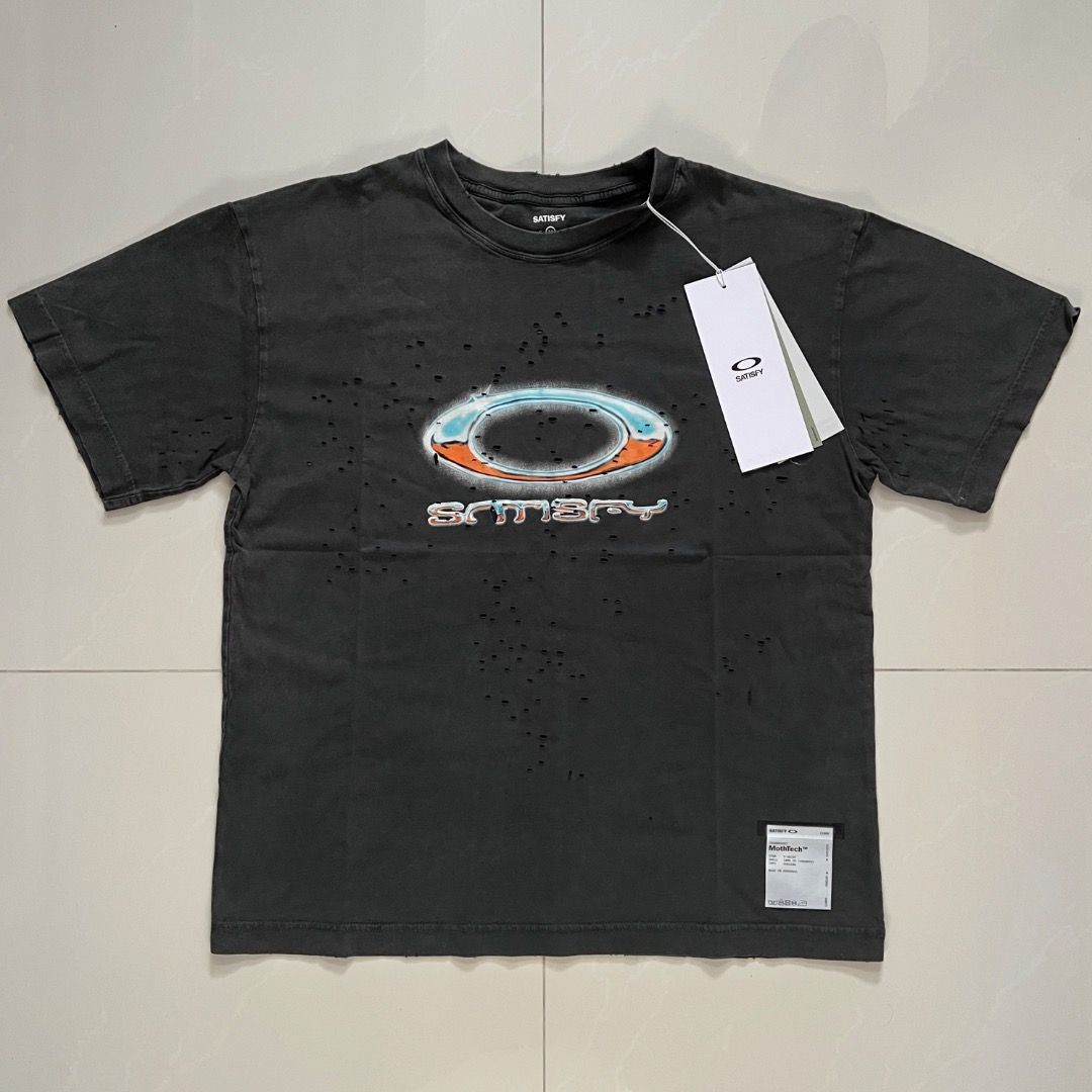 Oakley x Satisfy Mothtech Tee (Category: Tshirts & Polo Shirts) located in Singapore. Submitted by wykho (Listing ID 1397569173, Image 1). Description: Size M, brand new with packaging. Limited edition collaboration celebrating the anniversary of Oakley’s 50th and Satisfy’s 10th. Satisfy-exclusive release, sold out worldwide. Measurements: Length 63.5cm Shoulder 51cm Chest 52cm Sleeve 20cm .