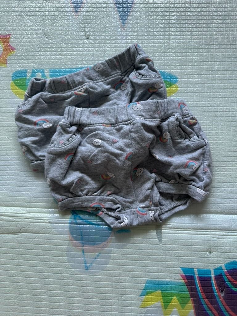 Carter's 12M Baby Pants (Category: Babies & Kids Fashion) located in Manila. Submitted by pearleee (Listing ID 1397487185, Image 1). Description: - Carter's baby pants - Size: 12 months - Design: Heart and cloud print - Made in Thailand - Barely used.