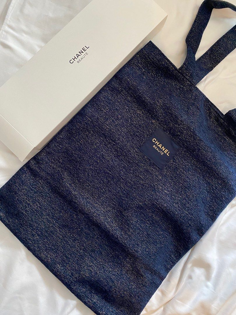 Chanel gwp tote bag legit (Category: Luxury Bags & Wallets) located in Manila. Submitted by bxpshop05 (Listing ID 1397449298, Image 1). Description: .