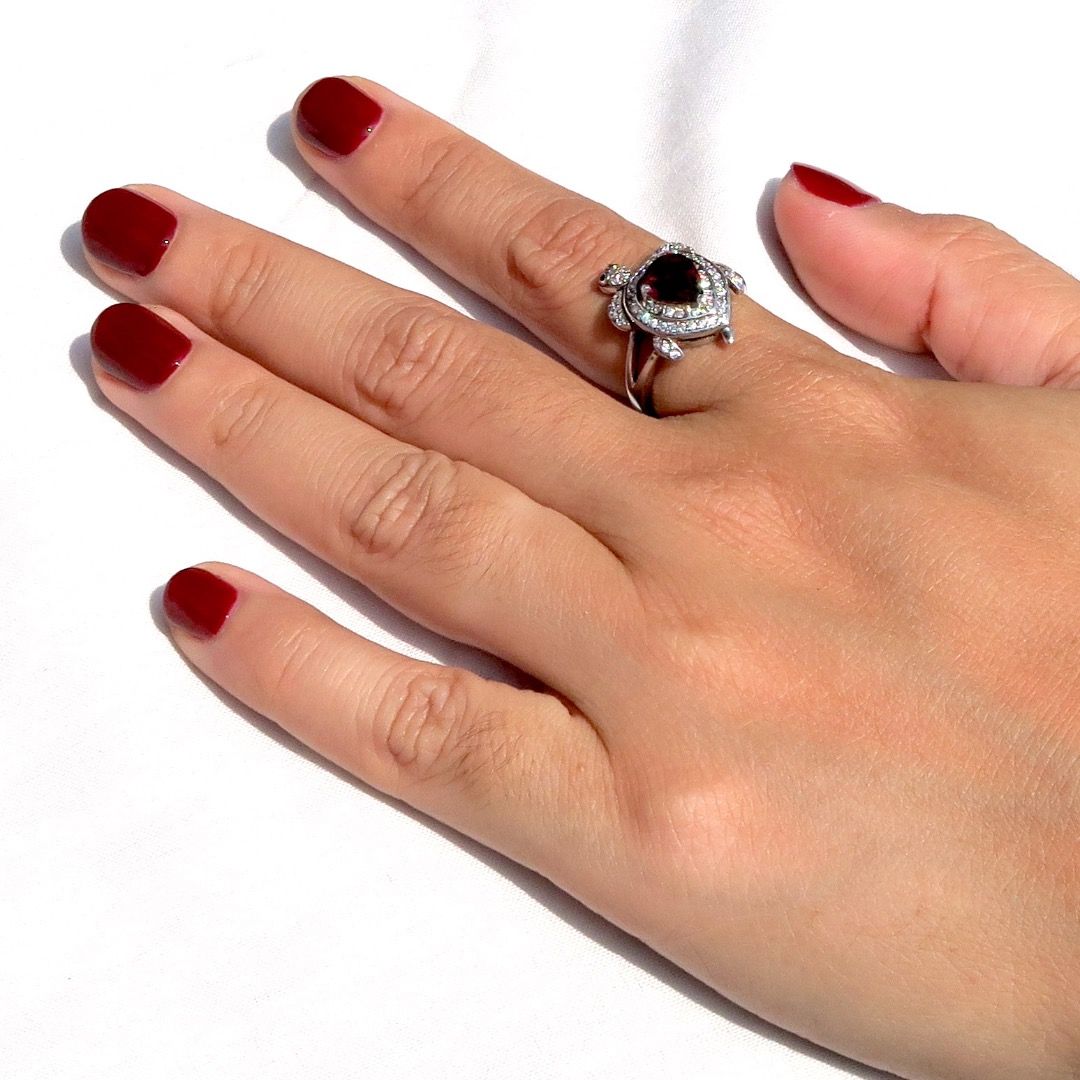 Cincin Turtle Garnet (Kategori: Aksesoris Mobil) berada di Jakarta Selatan. Dikirim oleh shokoo.indonesia (ID iklan 1397431092, Gambar 3). Deskripsi: Cincin Turtle Garnet Kura-kura kecil dari perak dengan kepala yang bisa bergerak lembut. Dihiasi batu garnet dan zircon yang menambah kilau pada miniatur penuh pesona ini. Ukuran cincin: 7 IDR 990.000 - Mohon sebelum order tanyakan stok barang dan cara pengiriman terlebih dahulu yaa :) -------------