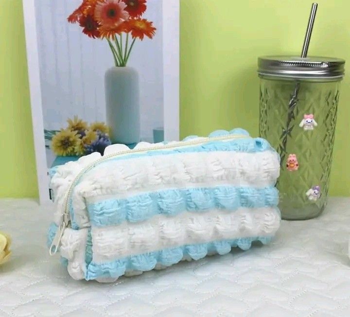 Classy Bubble Pouch (Category: Makeup) located in Quezon City. Submitted by floreskari78555 (Listing ID 1397459339, Image 2). Description: Classy Bubble Pouch Good as Make Up Pouch Pencil Case Hygiene Kit Best for Birthday/Corporate Giveaways, Freebies and PR Kits Minimum of 50pcs to 3,000pcs Available onhand assorted colors DM TO ORDER ❤️.