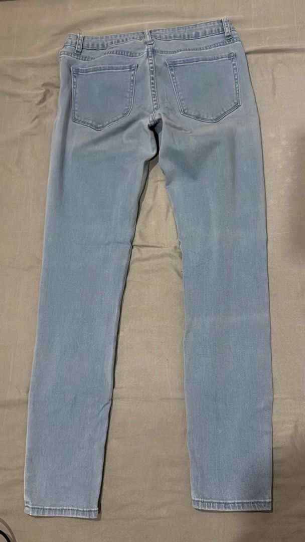 Forever 21 Light Wash Jeans/Pants (Category: Jeans) located in Quezon City. Submitted by laraveee (Listing ID 1397579787, Image 2). Description: A bit stretchy MOP: GCash or Bank Transfer (BPI) MOD: Grab or Lalamove c/o Buyer.