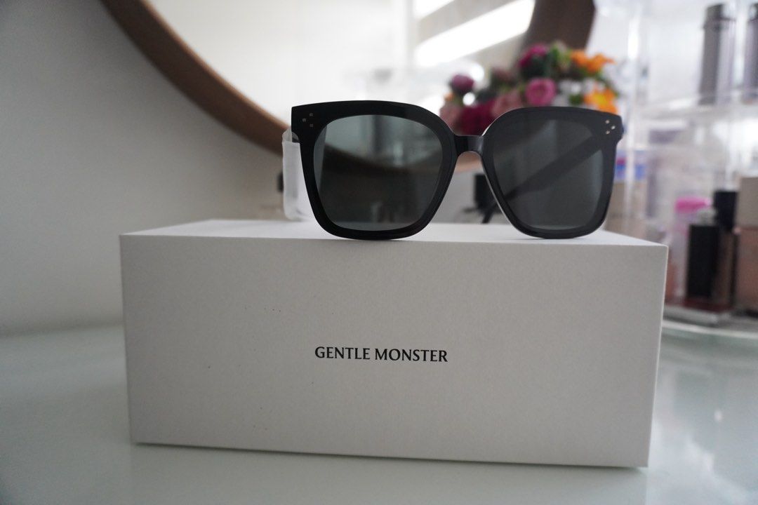 Gentle Monster HER.S-01 Sunglasses (Category: Sunglasses & Eyewear) located in Pila. Submitted by madie_basco (Listing ID 1397583780, Image 1). Description: - Authentic Gentle Monster HER.S-01 sunglasses - Color: Black frame with dark lenses - Includes: - Original box - Case - Authenticity card (valid until August 10, 2025) - Original shopping bag.