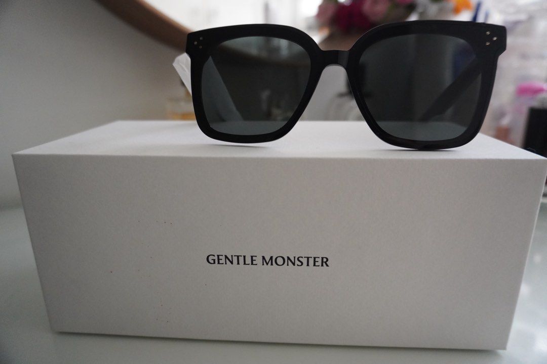 Gentle Monster HER.S-01 Sunglasses (Category: Sunglasses & Eyewear) located in Pila. Submitted by madie_basco (Listing ID 1397583780, Image 3). Description: - Authentic Gentle Monster HER.S-01 sunglasses - Color: Black frame with dark lenses - Includes: - Original box - Case - Authenticity card (valid until August 10, 2025) - Original shopping bag.