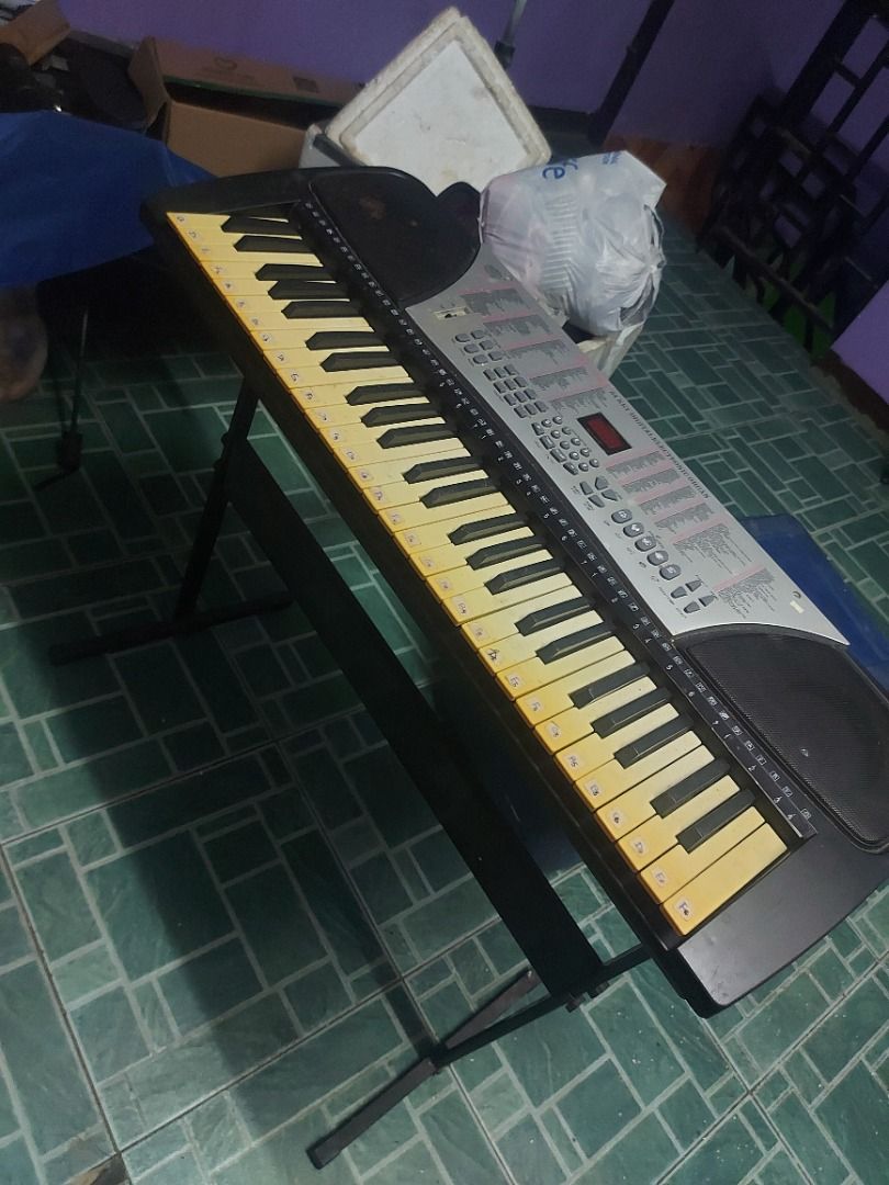 Global organ used GL-114 Keyboard (Category: Musical Instruments) located in Caloocan City. Submitted by junjunkobekobe (Listing ID 1397554097, Image 3). Description: - GL-114 keyboard with a full set of keys. - Features a control panel with various functions. - Includes built-in speakers and a digital display. - Comes with a stand for support. - Keys are labeled for easy learning. - Ideal for beginners and practice..