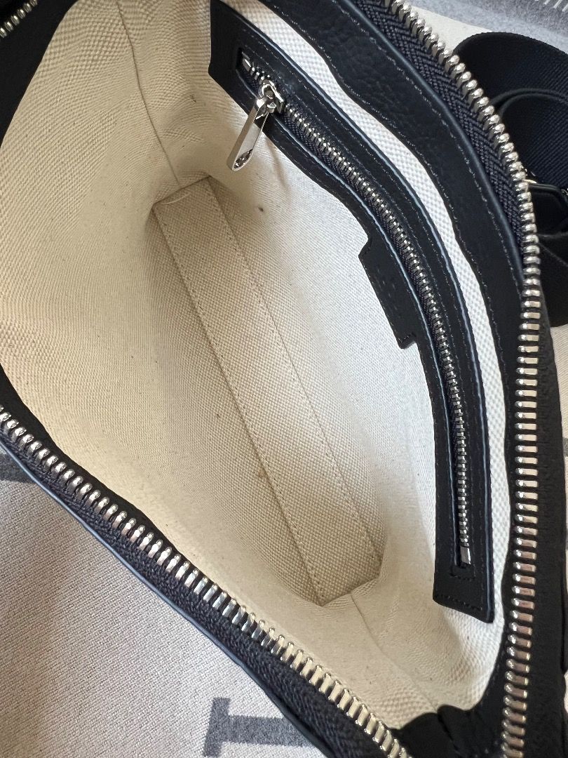 Gucci Sling Clutch black bag (Category: Luxury Bags & Wallets) located in Antipolo. Submitted by chanchimj (Listing ID 1397530317, Image 2). Description: .
