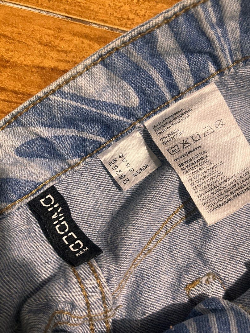 H&M Divided Swirl Printed wide Jeans (Category: Jeans) located in San Juan City. Submitted by lzip888 (Listing ID 1397529776, Image 2). Description: - H&M Divided jeans - Unique swirl print - Wide-leg fit - Classic five-pocket design - Size: EUR 42, US 10, CA 10 - Material: 100% cotton - Perfect for a statement look.