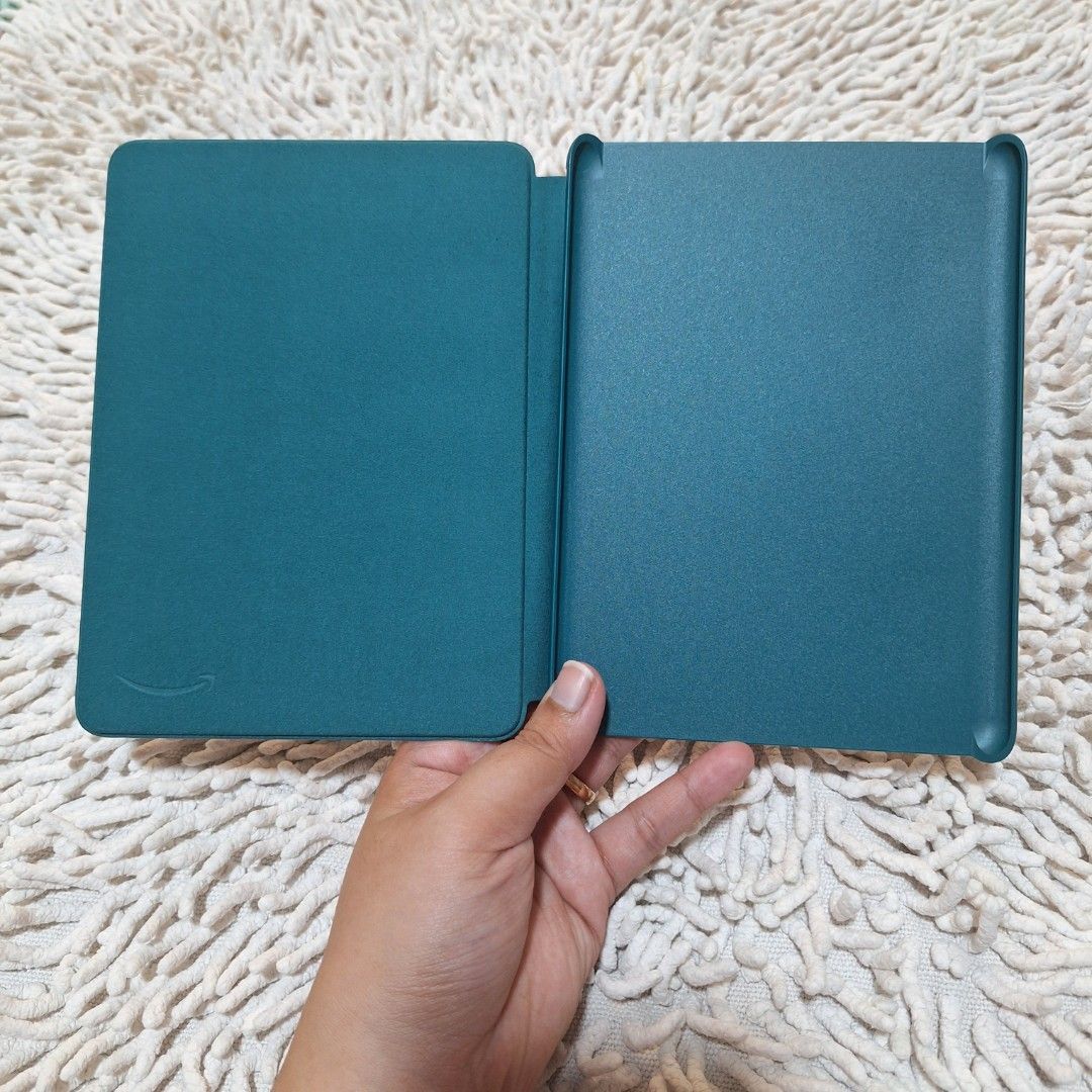 Kindle Colorsoft/ Kindle PPW6 Original Cover (Category: Cases & Sleeves) located in Ozamiz City. Submitted by dhuman (Listing ID 1397465962, Image 3). Description: Kindle Paperwhite / Kindle Colorsoft Original Plant-Based Leather Flip Cover Color: Jade Opened and barely used since I prefer my other amazon case Selling for ₱1,800 Shipping fee will be shouldered by the buyer Courier: J&T door to door delivery The color of the case is not that dark 