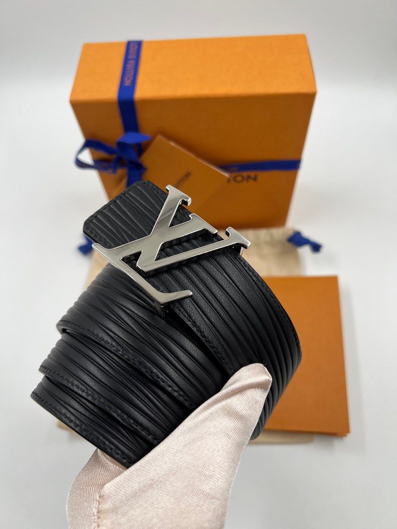 ⚜️Louis Vuitton LV initiales Reversible belt (Category: Luxury Accessories) located in Makati City. Submitted by 90sangel (Listing ID 1397573937, Image 1). Description: •Item: Louis Vuitton - Initials 40mm Reversible belt black 🖤🩶 •Size: 85-110cm •Condition: Gently Used, Good as New! Comes complete, giftable! *Sold out online! :) Rare and hard to get ~ unisex! .