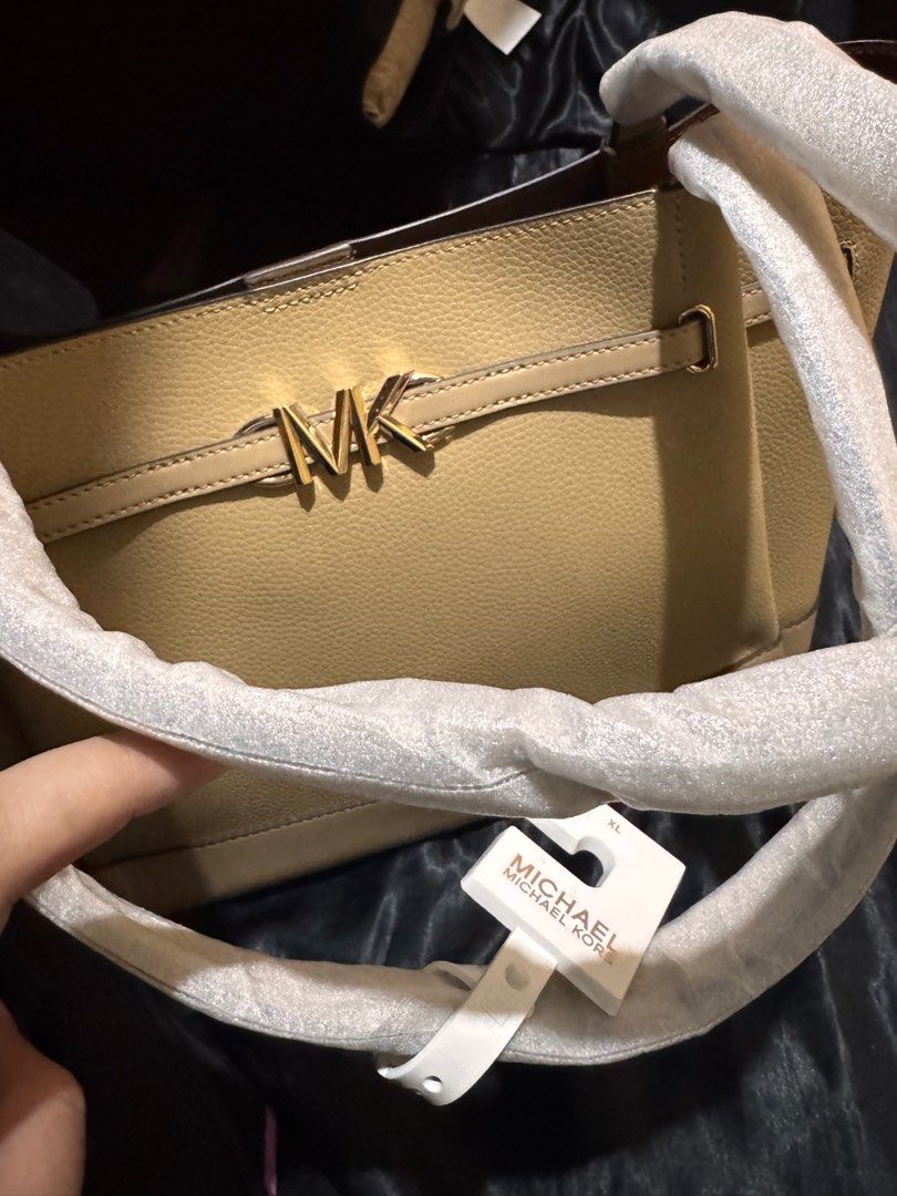 Michael Kors Reed Tote Bag (Category: Luxury Bags & Wallets) located in Bacoor. Submitted by Joanamarie.kitty (Listing ID 1397506035, Image 3). Description: - Authentic Michael Kors Reed tote bag - Beige exterior with gold-tone hardware - Includes a detachable pouch - Features top handle and shoulder strap - Brand new with original tags (USD $628.00) - Comes with original packaging RF need funds asap.