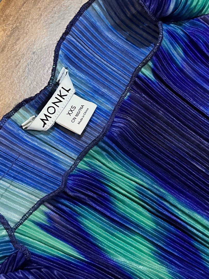 Monki Pleated blue mesh sheer fitted longsleeves (Category: Blouses) located in San Juan City. Submitted by lzip888 (Listing ID 1397471027, Image 2). Description: - Monki pleated top - Size: XXS - Color: Blue and green - Features: Long sleeves, high neckline - Made in China - Stylish and unique design Bretman Rock approved.