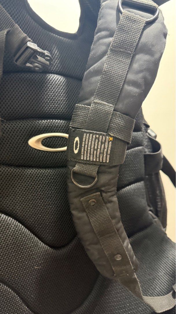 Oakley tactical vintage back pack year 2000s (Category: Backpacks) located in Koronadal. Submitted by johnapolen99551 (Listing ID 1397445307, Image 3). Description: In good condition Authentic 💯 Nego for sure buyer Ship nationwide ✈️.